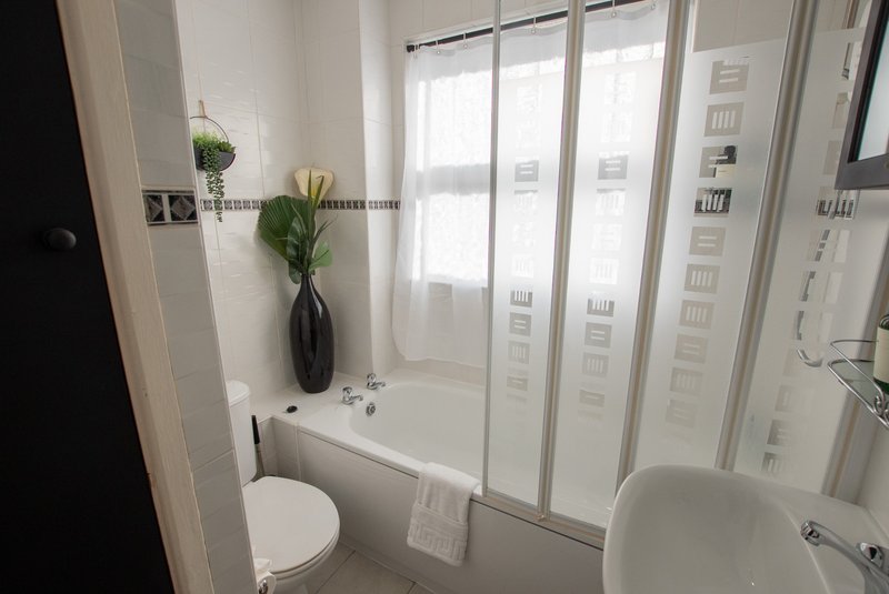 Spacious modern house w/ 2x bathrooms and parking