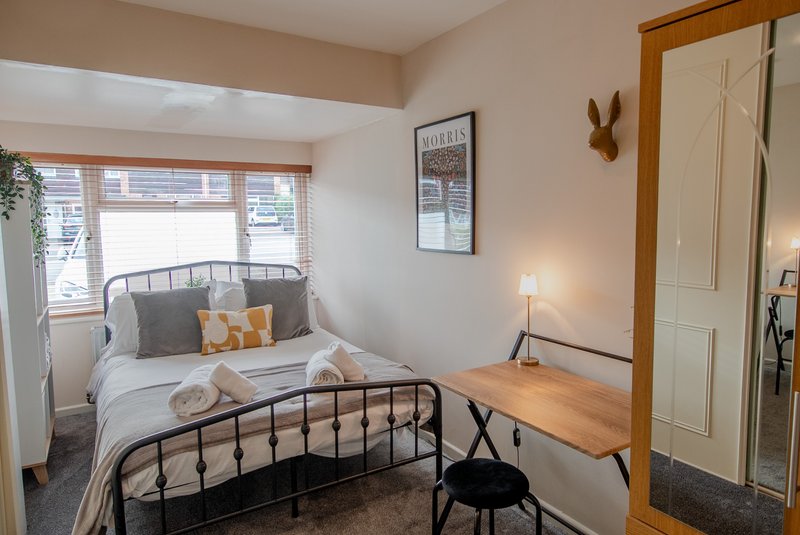 Spacious modern house w/ 2x bathrooms and parking