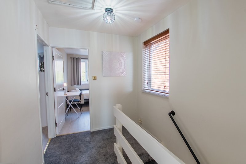 Spacious modern house w/ 2x bathrooms and parking