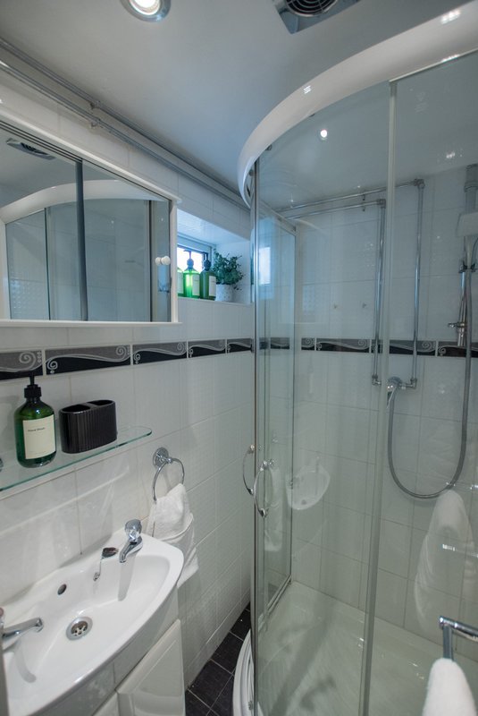 Spacious modern house w/ 2x bathrooms and parking