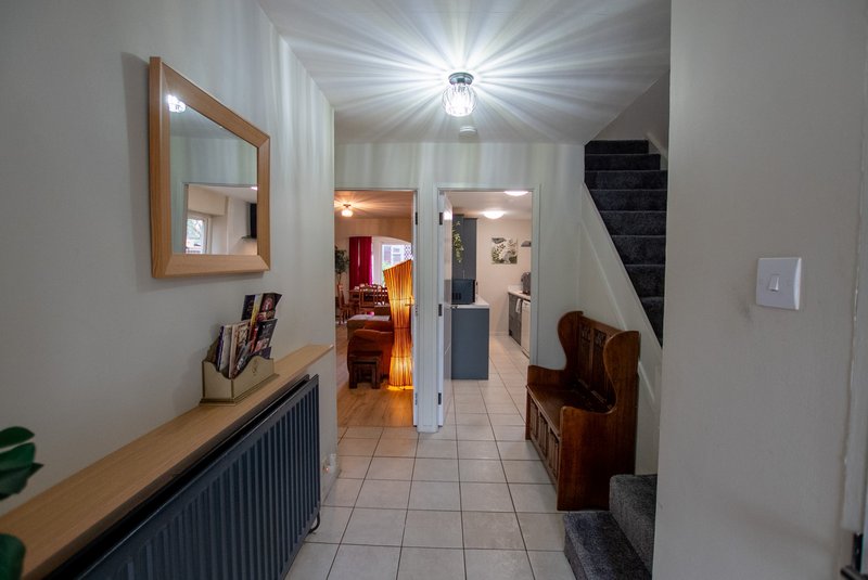 Spacious modern house w/ 2x bathrooms and parking