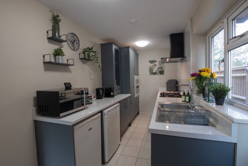 Spacious modern house w/ 2x bathrooms and parking