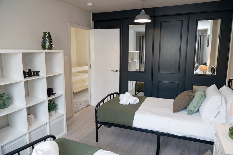 Spacious modern house w/ 2x bathrooms and parking