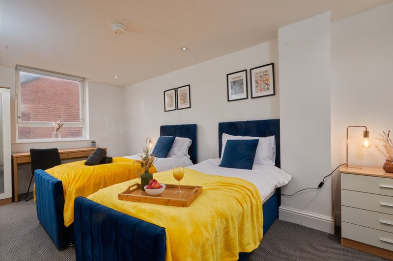 City Centre 1BR: FREE Parking, WiFi & Workspace - Sleeps 3