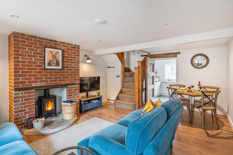 Poacher's Cottage - close to Dorchester and Sherborne, private parking and wifi,