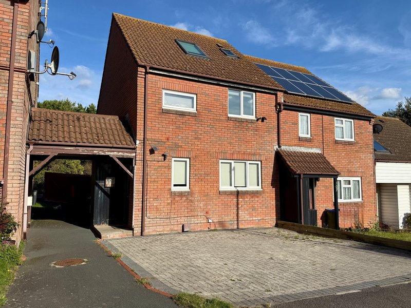 Spacious 5 bed home | Parking, Wi-Fi & outdoor space