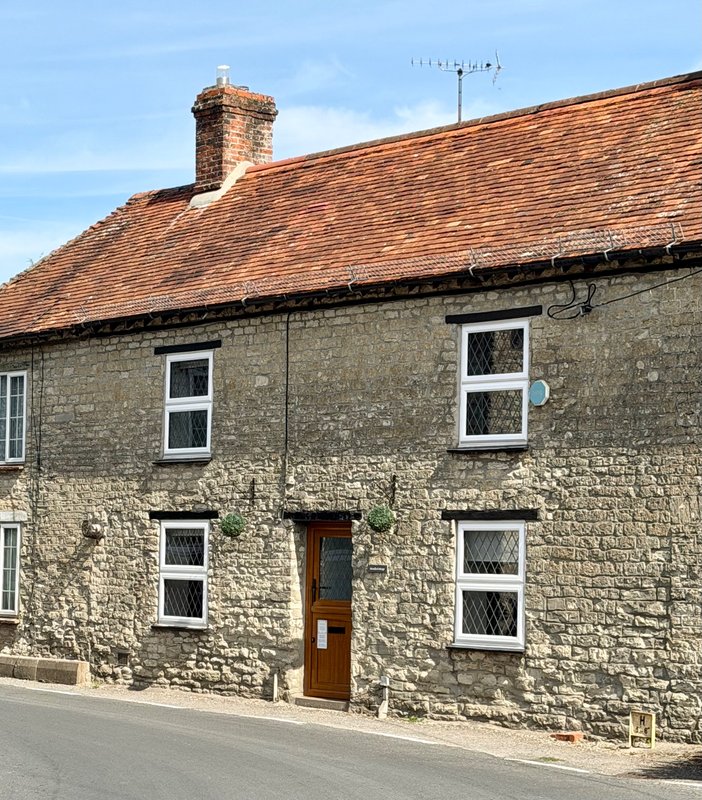2-bed cottage with parking, high-speed Starlink WiFi and EV charger, 5 mins from A303