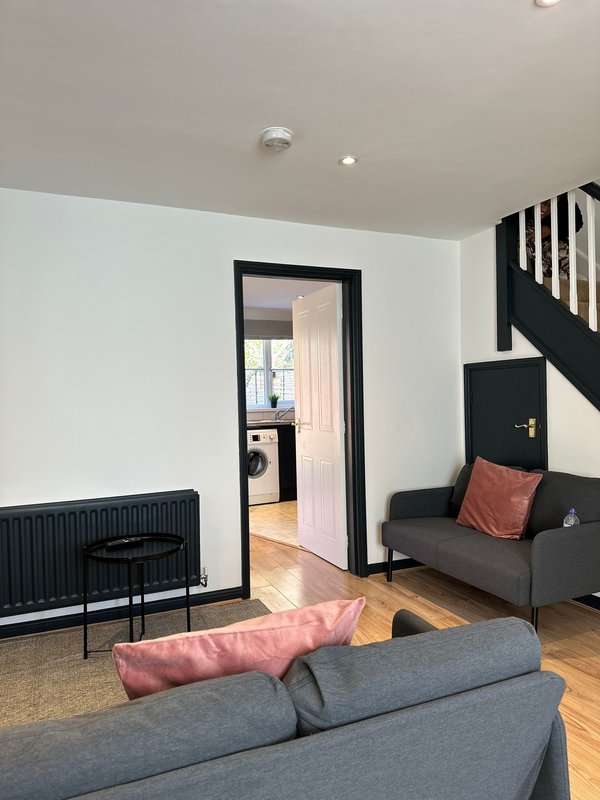 Contractor-Friendly 2BR House with Parking