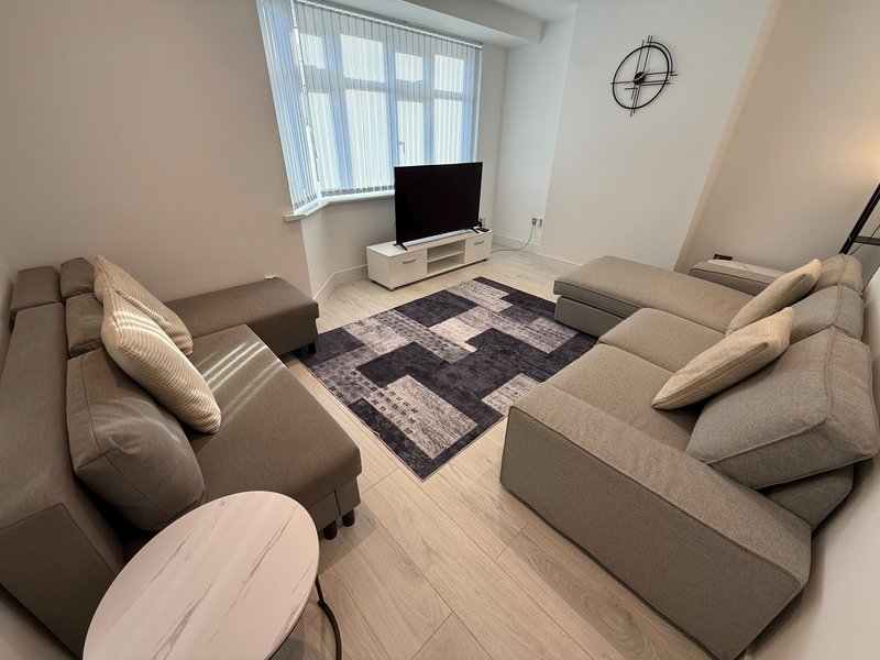 Luxury 4 Bedroom House in Harrow with Free Parking