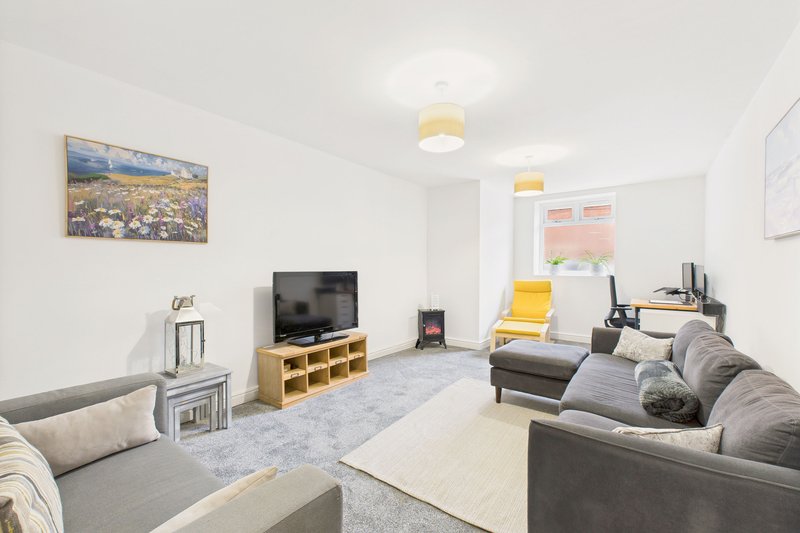 Drummond Apartment- large 3 double beds & 2 baths