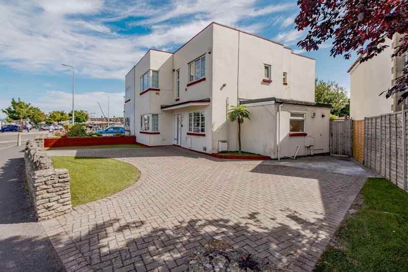 Spacious 5 Bed Art Deco House with Large Driveway