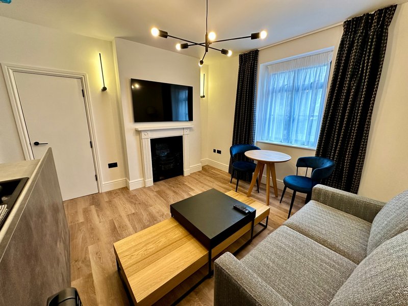 1 bedroom apartment with full kitchen, free parking and communal garden