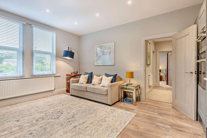Beach Walk: 2-Bedroom First-Floor Apartment, Southbourne, 5 Minutes to the Beach, Sleeps 4