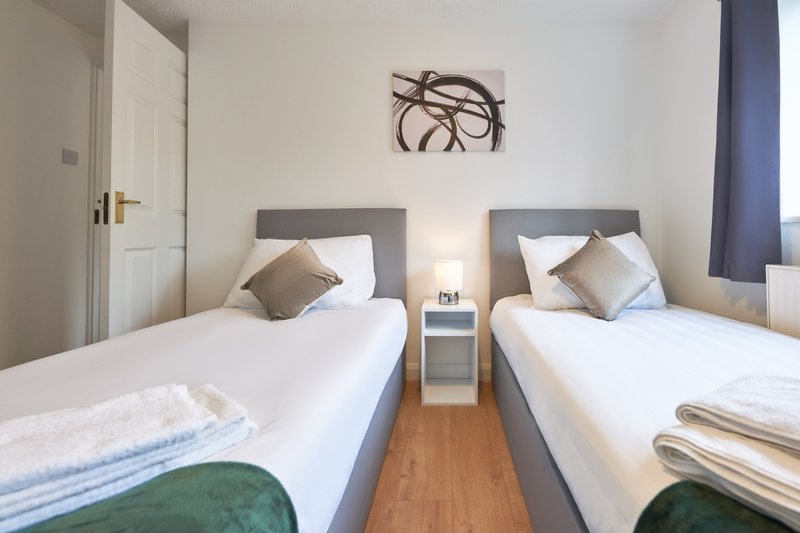 3BR Home | Private Parking | Central Milton Keynes