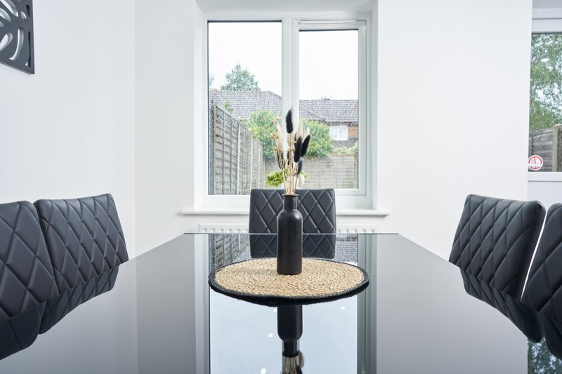3BR Home | Private Parking | Central Milton Keynes