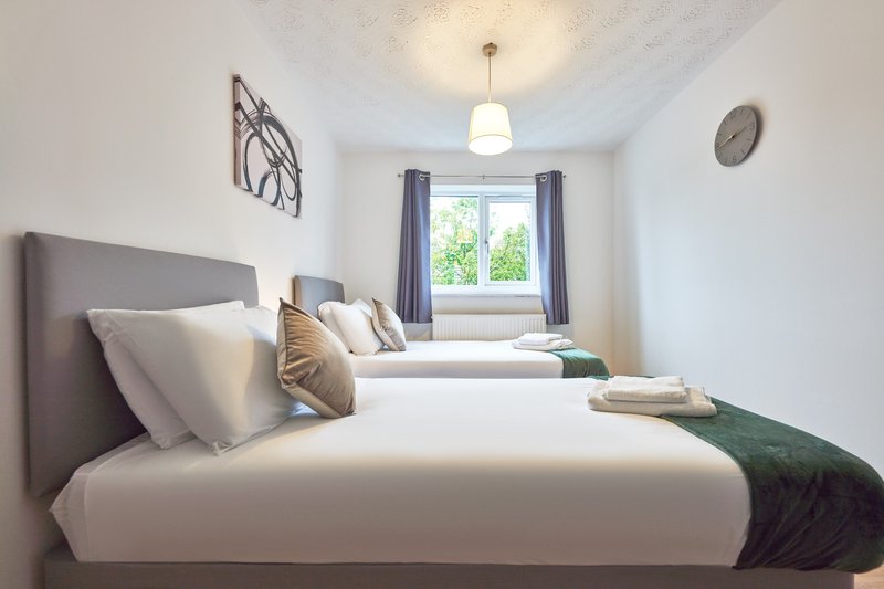 3BR Home | Private Parking | Central Milton Keynes