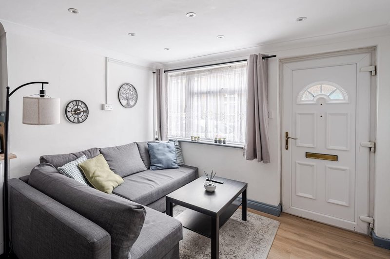 Colchester 3-Bed House · Contractors · Fast WiFi