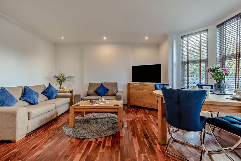 The Milton: 3-Bedroom Ground-Floor Apartment in Bournemouth, 10 Minutes from the Station, Sleeps 6
