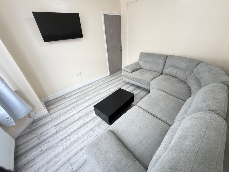 3 - Bed Modern Contractor Friendly Home | Fast Wifi