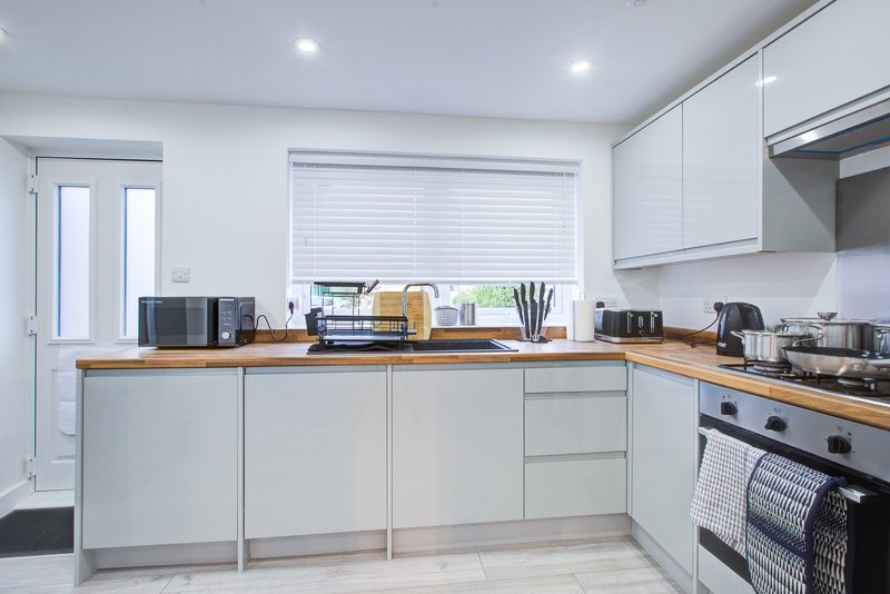 3-Bedroom House in Colchester with Six Single Beds and Driveway Parking