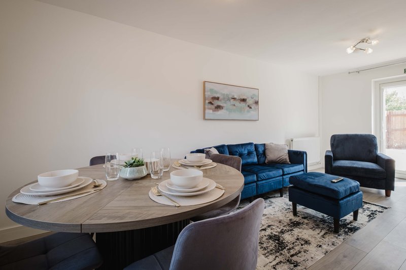 Modern 3 Bedroom House With WiFi