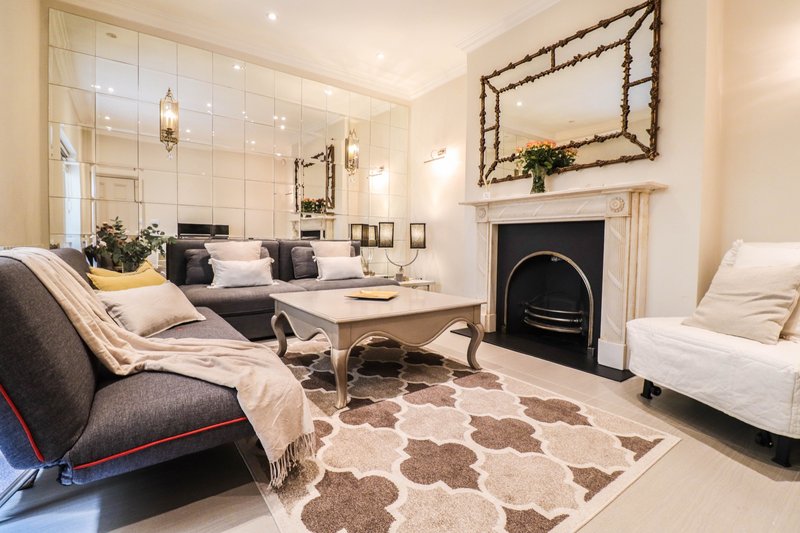 1 Bedroom Garden Apartment in Kensington, London"