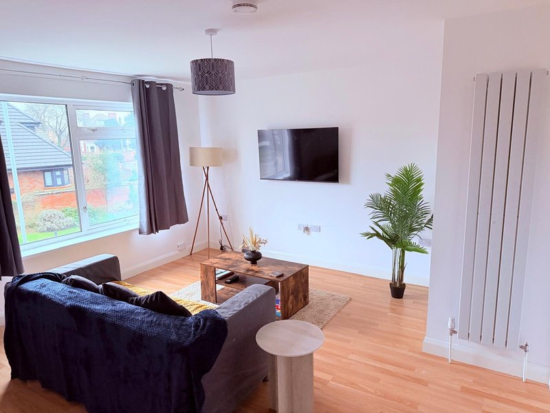Tlc Home Larches - LU - 2BDR Flat By Luton Station