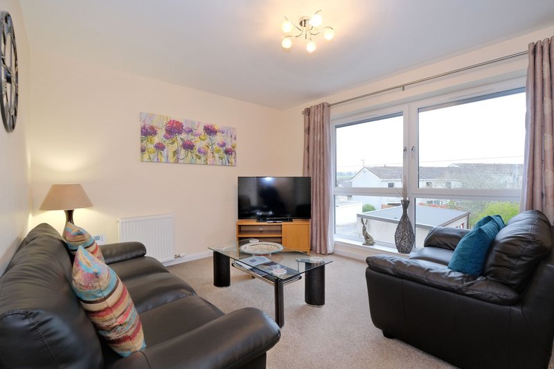 Spacious 2 Bedroom Contractor Apartment in Aberdeen with free off-street parking and Wi-Fi
