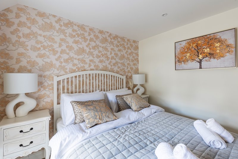 3-Bedroom Flat with Free Parking in Guildford
