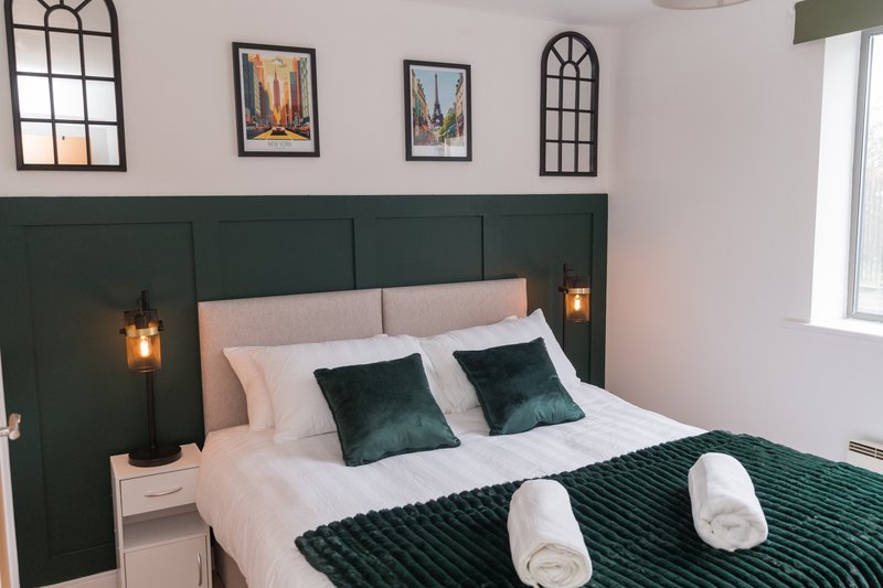 Game Night Apartment | Walk to City Centre