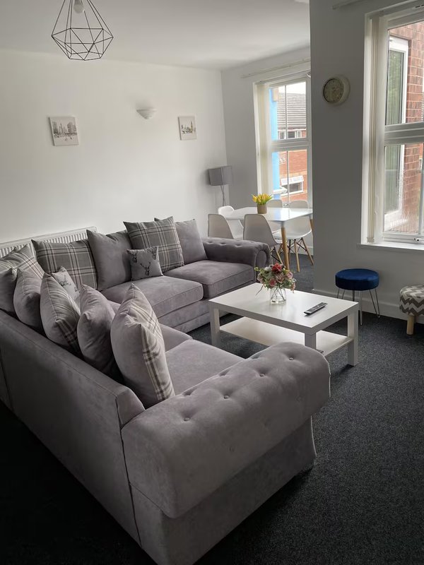 8Bed- 9Bath Ensuite House | Hot Tub & Free Parking