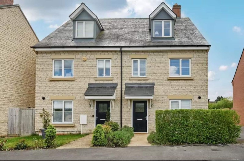 The View: 3-Bedroom House in Bicester, near Bicester Village and Oxford, Garden, Parking, Sleeps 5
