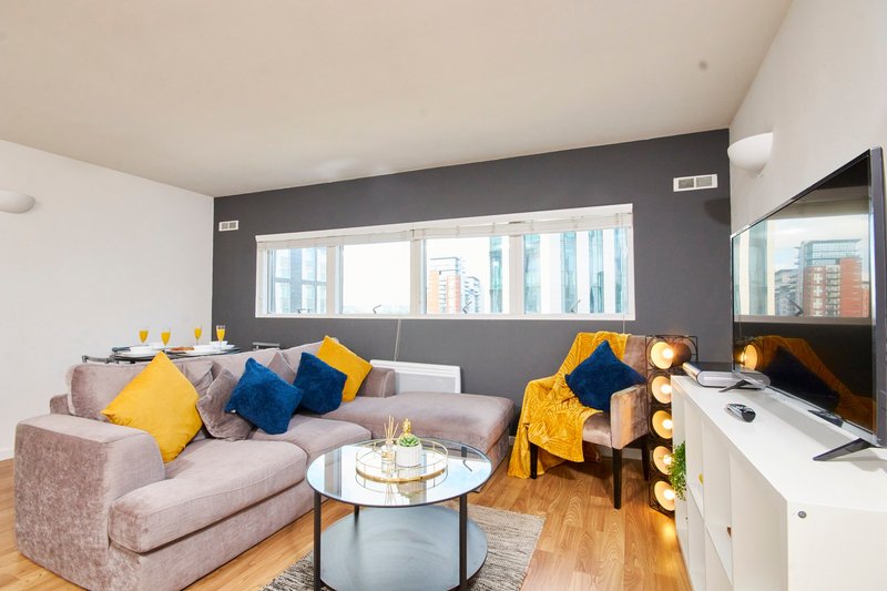 LS1 Corporate Stays: FREE WiFi + Workspace - Sleeps 4