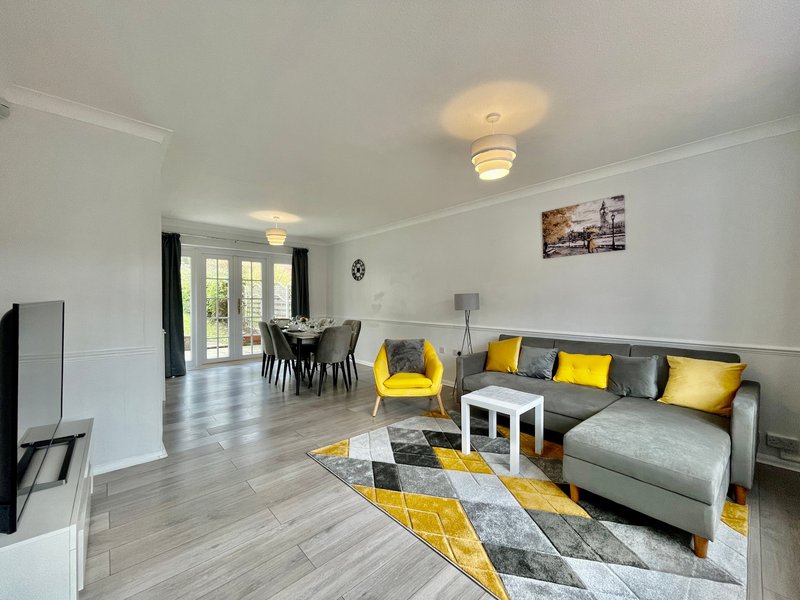 Stylish 3 Bed Chigwell Home with Free Parking