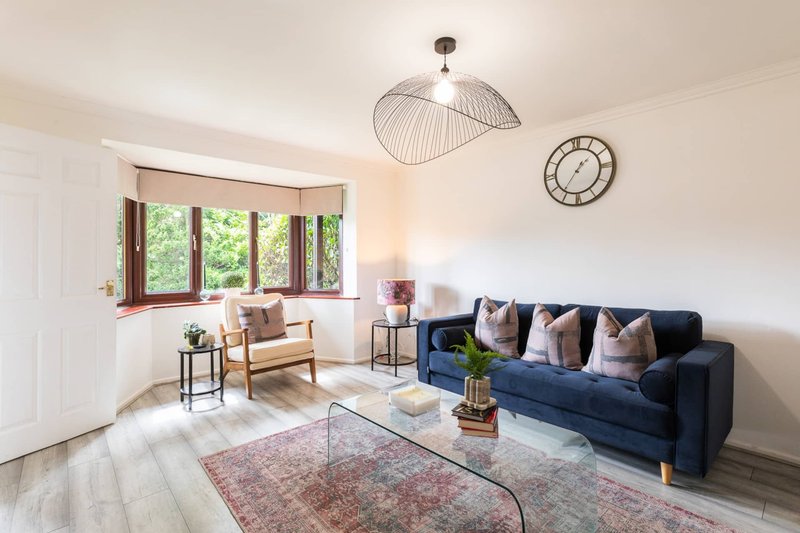 4-Bed House in Telford | Sleeps 6 | Driveway | WiFi