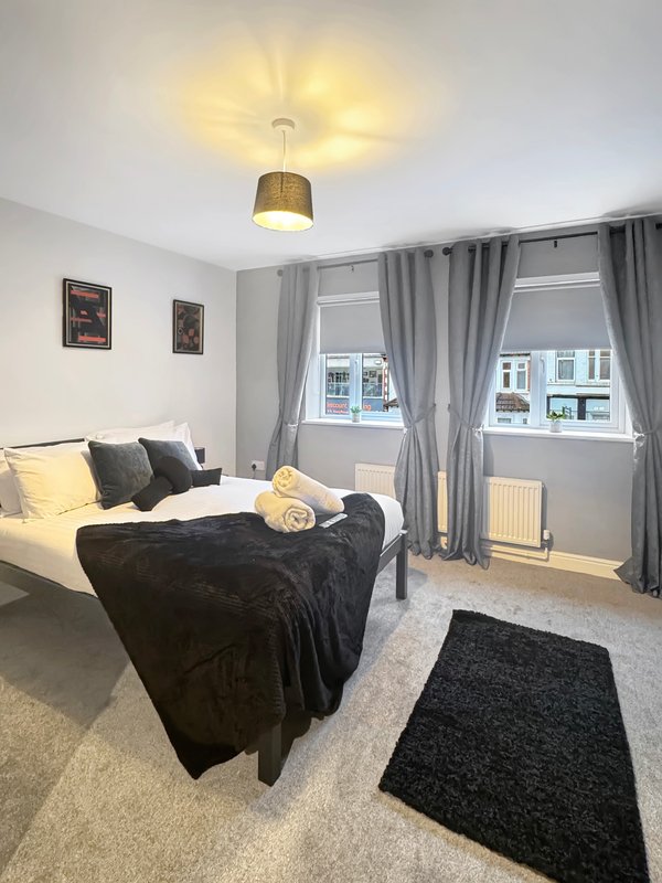 Amaya Eighteen -2 bed contractor-friendly. Two mins from town centre close to major commuter route