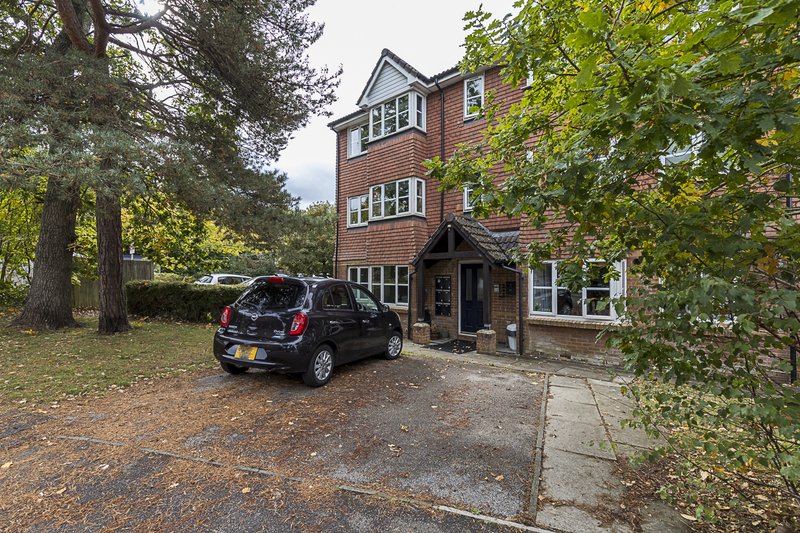 Crawley 2BR Apartment parking wifi close to Gatwick Airport