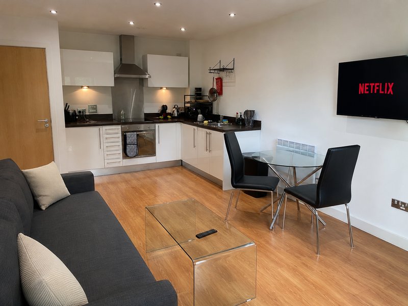 Riverside 1-bed | Near Leeds City Centre | Sleep 4 | Fast WiFi