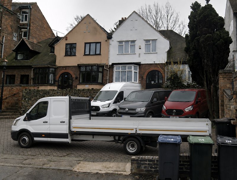 Contractor House Spacious 6 Bedrooms 12 beds 3.5 Bathrooms 4 Van Parking Wifi Dining Area Garden