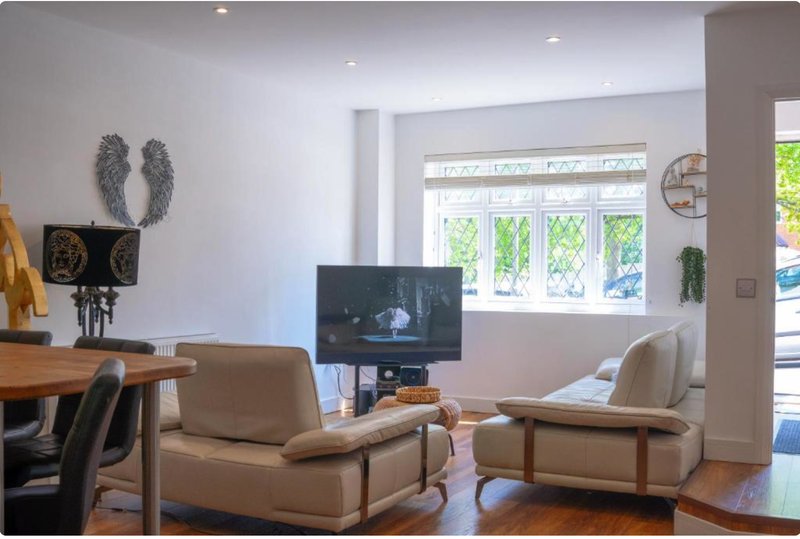 Modern 3 Bed 2 Bath Retreat in Orpington
