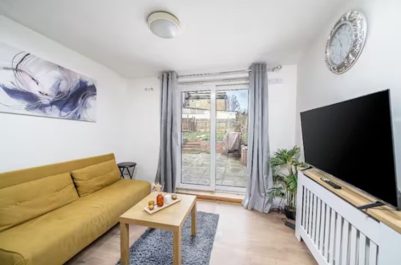 Cosy 2BR Flat for 6 | Garden & Parking | London