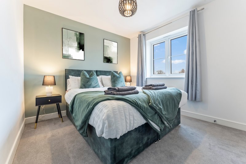 3-bed house, sleeps 6, near Gloucester, parking x2