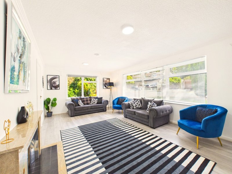 Oadby Retreat | 4-Bed | Parking | Modern