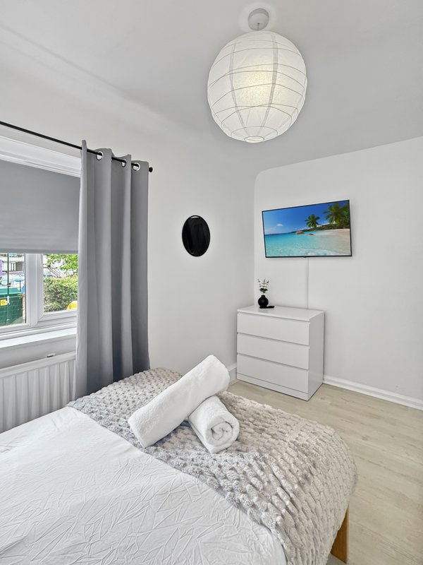 Amaya Twenty Four 4 bed house arden and driveway, contractor-friendly. Close to city centre M1 A52
