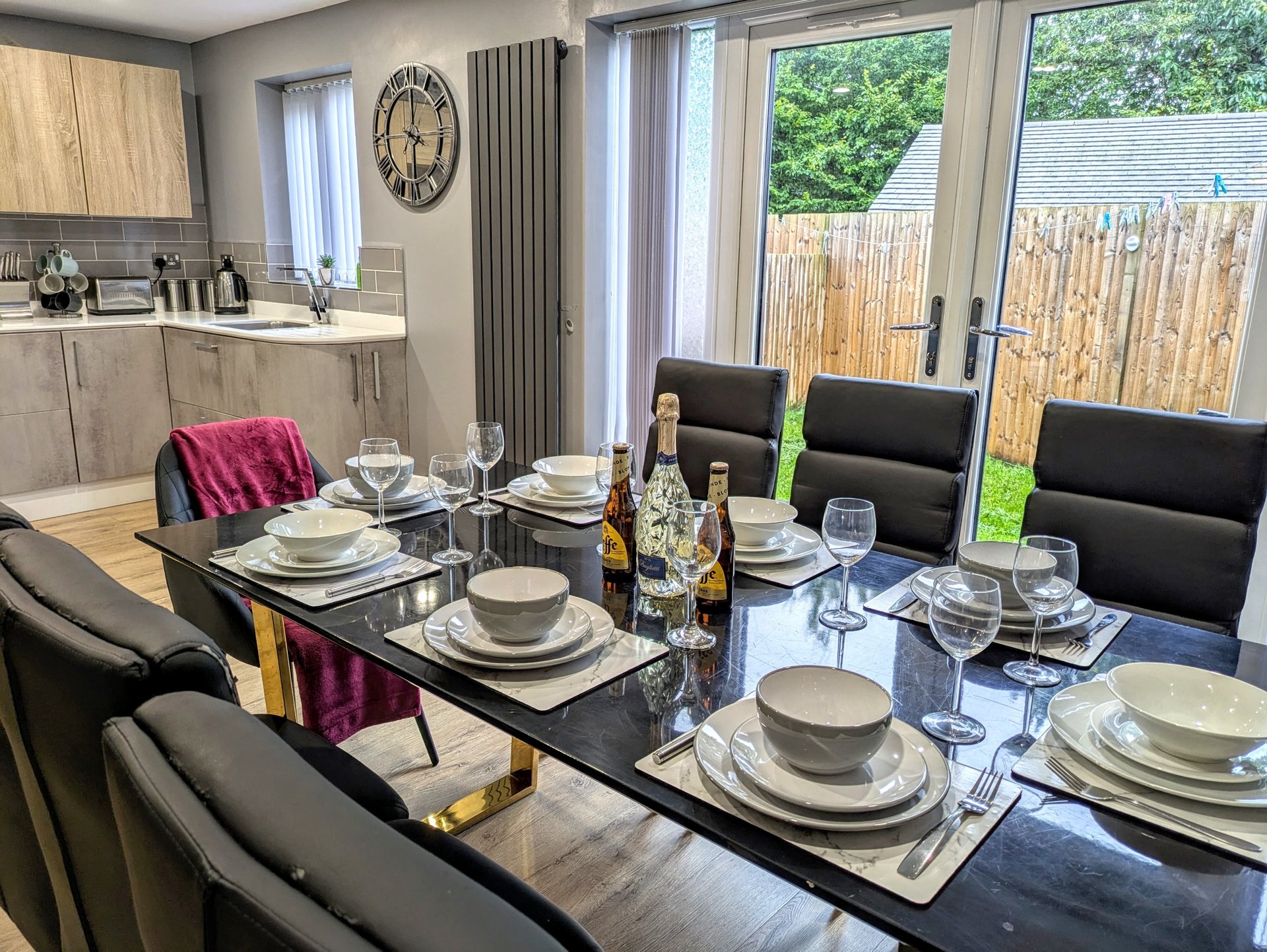 A bright, practical dining and kitchen area with a large table, comfortable seating and a fully equipped kitchen — ideal for contractors to enjoy a proper meal and unwind after a busy day.