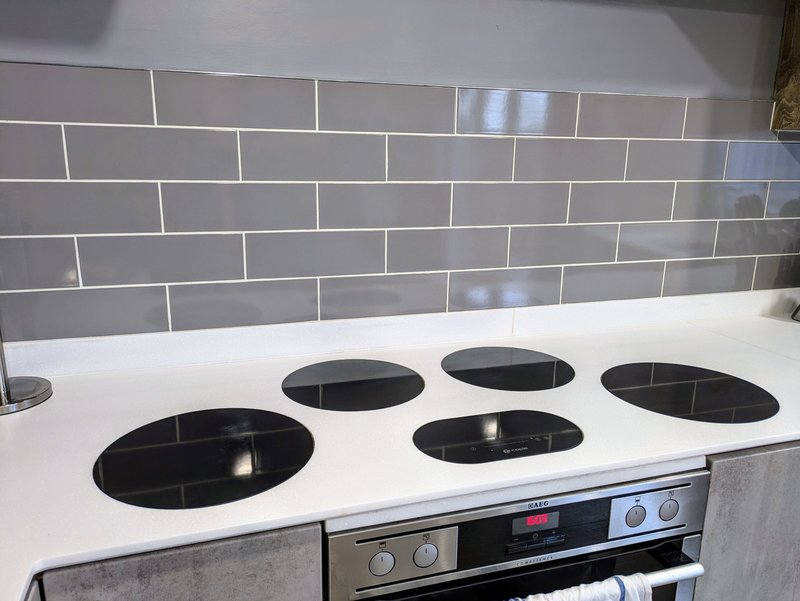 A modern, fully equipped kitchen, providing you with everything needed to prepare proper meals.. The contemporary design and generous cooking space make it ideal for longer stays and work teams.