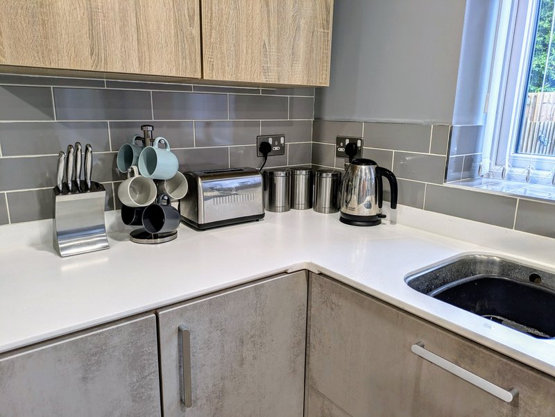 The kitchen provides everything contractors need for preparing breakfast, meals and drinks during their stay. The clean, practical layout is ideal for both short and longer working stays.