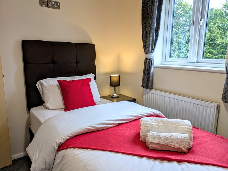 A cosy and comfortable single bedroom, ideal for contractors looking for a quiet place to rest after a busy working day.
