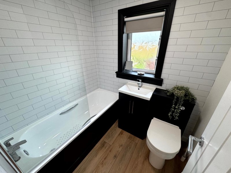 Contractor-Friendly House Near Lanark | Sleeps 4