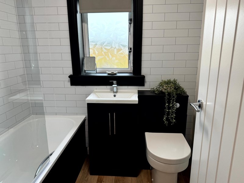 Contractor-Friendly House Near Lanark | Sleeps 4